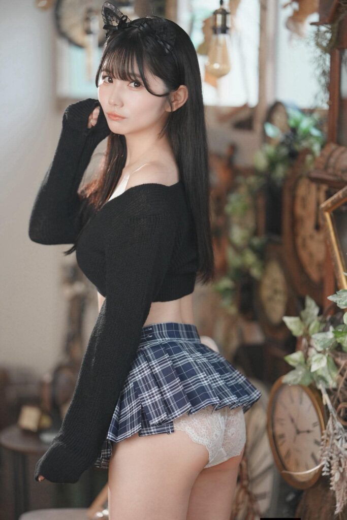 Hình Ảnh Cô Gái Trong Hộp Quà Sinh Nhật Vẻ Đẹp Quyến Rũ Và Sức Hút Khó Cưỡng Của Phái Nữ